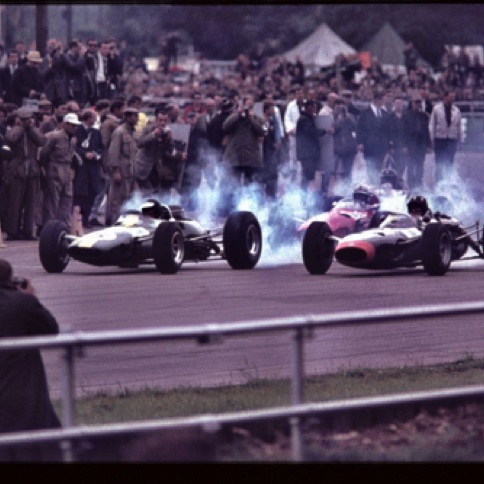 Le départ vient d'être donné pour le Grand Prix d'Angleterre Le départ vient d'être donné pour le Grand Prix d'Angleterre